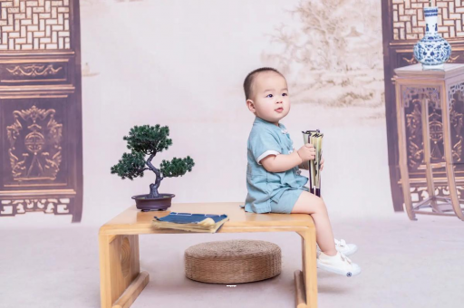 云南宝宝边吃奶边挣扎烦躁